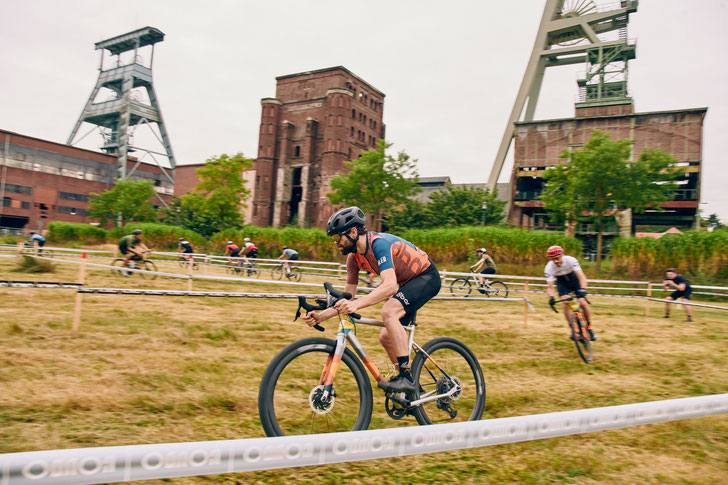 An den beiden Tagen der SCHWALBE GRAVEL GAMES gibt es auch verschiedene Rennformate rund um die Zeche Ewald // Fotos: Paul Masukowitz/Bike Projects