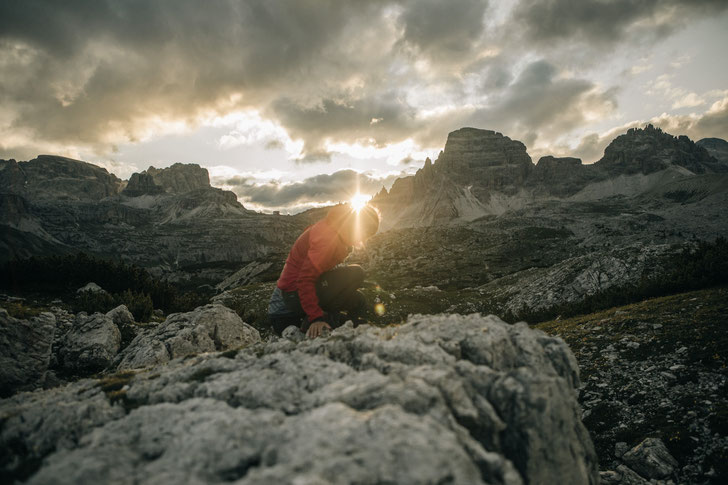 Bei Sonnenuntergang herrscht in den Südtiroler Dolomiten nahe des Naturhotels Leitlhof eine ganz besondere Stimmung, die Bergliebhaber im Rahmen von geführten Wanderungen erleben können. © Bureau Rabensteiner