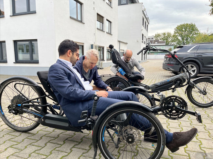 Betriebsbesuch mit anschließender Probefahrt (Bild li.): Der hessische Minister für Wirtschaft und Verkehr, Kaweh Mansoori (SPD), zu Gast in der Liegeradmanufaktur HP Velotechnik. ©HP Velotechnik