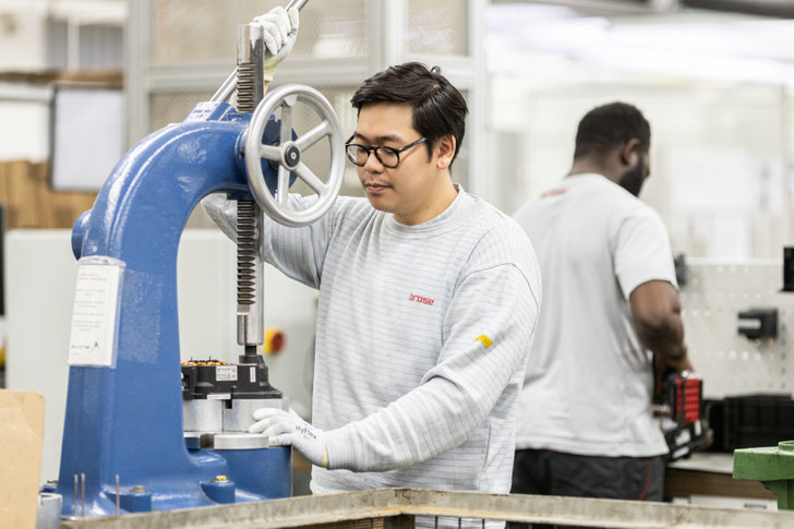 Vincent Bahar, Projektleiter Remanufacturing bei Brose, während der Wiederaufbereitung eines gebrauchten Antriebs (Bildrechte: Dennis Salewski)
