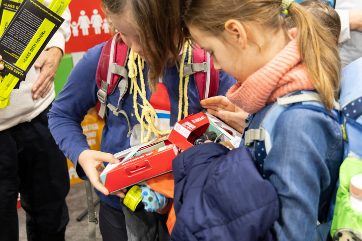 Durch die Kooperation können Kinder mit der hochwertigen Fahrradbeleuchtung ihre Räder ausstatten, die sie bei Bedarf ganz leicht montieren können.