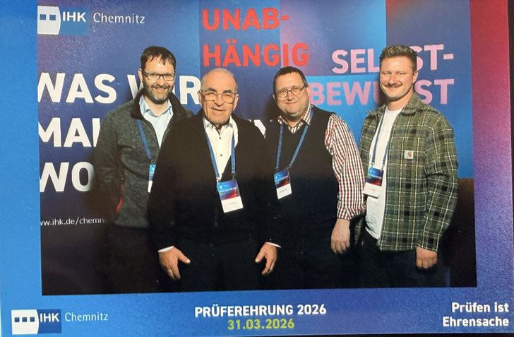 Steve Janauscheck, Ernst Brust (ö.b.u.v. Sachverständiger für Mikromobilität), Alexander Feller und Tim Kohlbach – Mitglieder des Prüfungsausschusses Zweiradmechatroniker – bei der Prüferehrung 2026 der IHK Chemnitz.©IHK Chemnitz