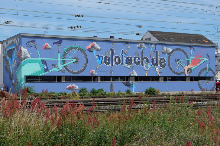 velotech.de (Schweinfurt) hat seine Fassade mit einem großen Fahrradgemälde verziert. Die Graffitis wurden vom renommierten Leipziger Airbrush-Künstler Johannes Leicht („Jomile“) umgesetzt.