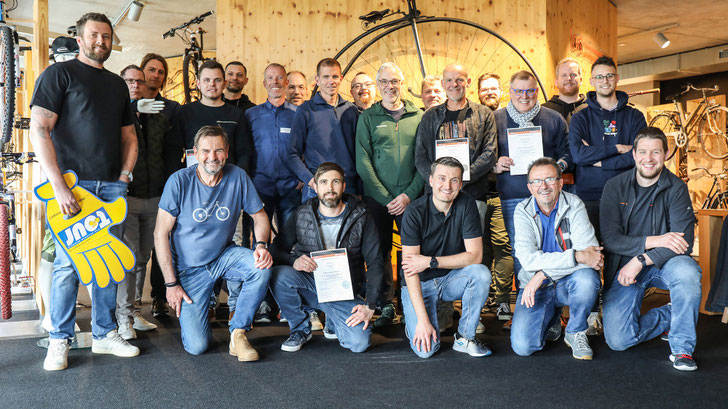 Gruppenfoto: Erfolgreiche Advanced-Schulung der Fahrrad-Sachverständigen © Zedler Institut