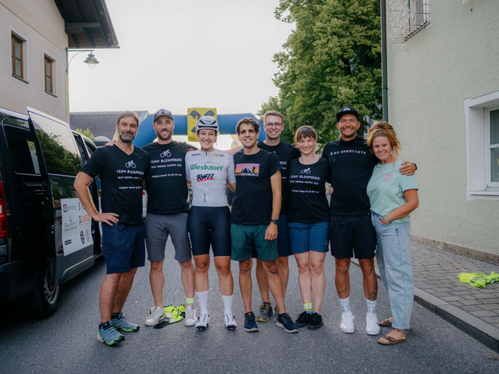 Elena Roch und ihr Team vor dem Start mit RAAM-Sieger Philipp Kaider (2.v.r.) (Copyright: Alex Zauner)