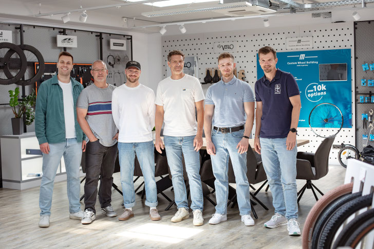 von rechts: Christoph Helmrich - Director Marketing & Sales Gustav Orel - Junior Sales Manager Gilles Schwanke - Bröker - Head of Sales Max Arnold - Media Designer & Social Media Manager Ralf Kinkel - OEM Sales Manager Tobias Wichert - Head of Marketing©