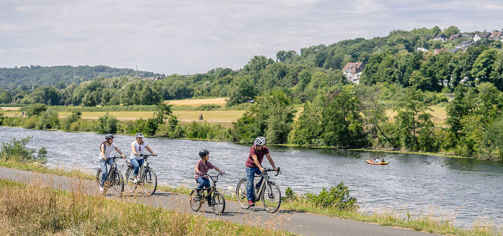 Immer am Fluss entlang: Mit der Familie auf der ADFC-Qualitätsradroute RuhrtalRadweg. © Dennis Stratmann