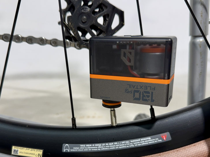 Die Flextail Tiny Tire Pump ASC zeigt im Test, wie viel Leistung in einer extrem kompakten Pumpe stecken kann. 