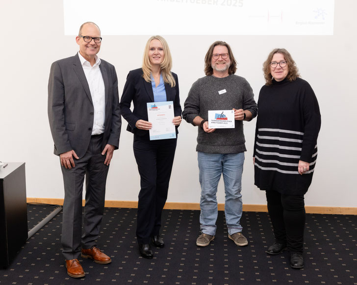 (v.li.): Ulf-Birger Franz (Dezernent für Wirtschaft und Verkehr), Susann Richter (Vorständin Wertgarantie), Peta Hesse (Betriebsratsvorsitzender Wertgarantie) und Anja Ritschel (Wirtschafts- und Umweltdezernentin). Foto: Terzka/ Region Hannover 