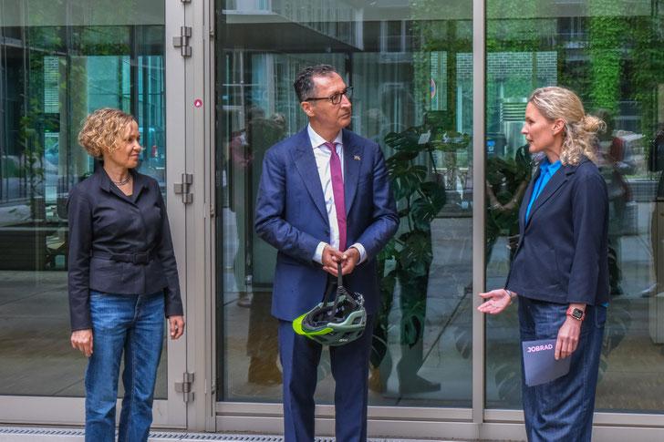 Cem Özdemir mit Nadja Parpart (links) und Christina Kiehl (rechts) ©JobRad