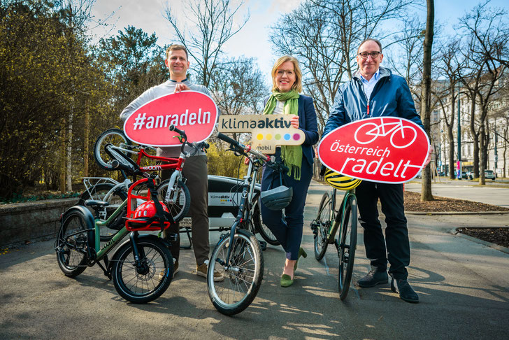 woom2school: woom ist Hauptsponsor der österreichweiten Mitmach-Aktion "Österreich radelt zur Schule", v.l.n.r.: woom CEO Paul Fattinger, Klimaschutzministerin Leonore Gewessler, Gesundheitsminister Johannes Rauch © BMK / Cajetan Perwein 