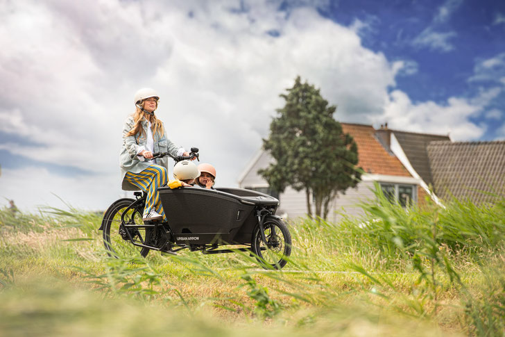 Eine Familie auf dem Lastenrad. © Lease a Bike / Urban Arrow