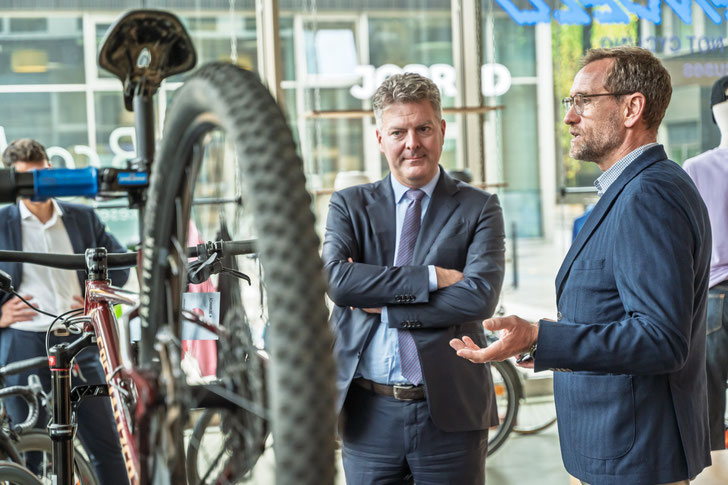 Europaabgeordnete Dr. Andreas Schwab im Gespräch mit JobRad-Gründer Ulrich Prediger ©JobRad