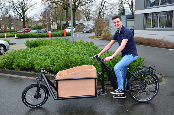 Studierende am Fachbereich Maschinenbau konstruieren Lastenfahrräder in Zusammenarbeit mit dem Unternehmen Velo de Ville. Bild: Jannis Kuschel bei der Testfahrt mit dem ersten fertigen Fahrrad im Frühjahr 2022. (Foto: FH Münster/Frederik Tebbe