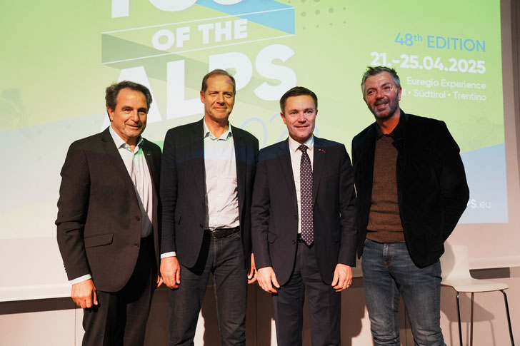 ©Luca Matassoni) Franz Theurl mit Tour de France-Chef Christian Prudhomme (2.v.l) bei der Präsentation der Tour of the Alps