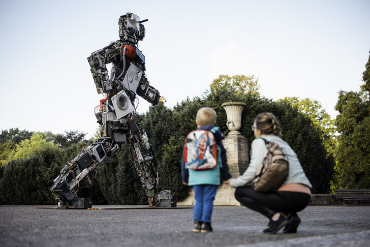 Mit dem Schrottriesen „Wertgigant“ sensibilisiert das Unternehmen Verbraucherinnen und Verbraucher für die Elektroschrott-Problematik.  Foto: Wertgarantie | Sebastian Krahforst 