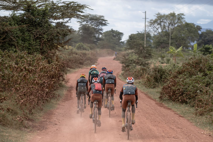 Alle Erlöse aus der limitierten Kollektion kommen dem AMANI-Projekt und dem AMANI-Team zugute, um ostafrikanische Radsportlerinnen und Radsportler zu unterstützen ©Finley Newmark