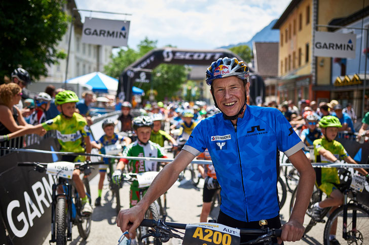 Andreas Goldberger begeistert am Freitag den Bikenachwuchs auf geführter Tour. Bild: Martin Bihounek