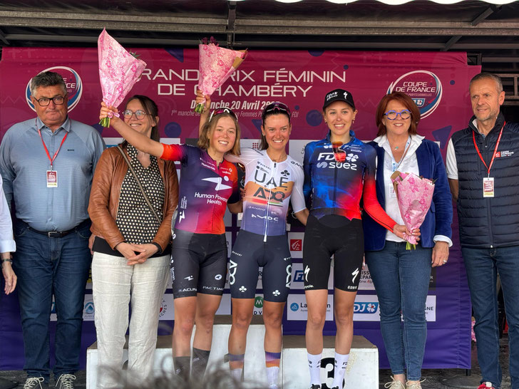 Mona Mitterwallner (3.v.l.) am Siegerpodest in Frankreich mit Platz 2 ©Privat