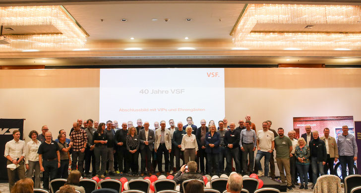 „Velo important persons“: Am Samstagabend blickten rund 80 langjährige Wegbegleiter:innen auf „40 Jahre VSF on tour“ zurück. ©VSF