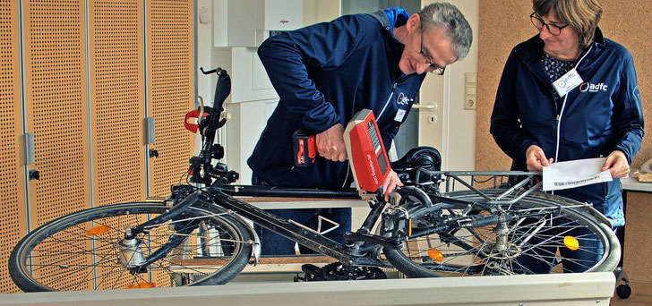 Fahrrad-Codierung beim ADFC mit Nadeldrucker. © ADFC Kreis Lippe e.V. Detmold