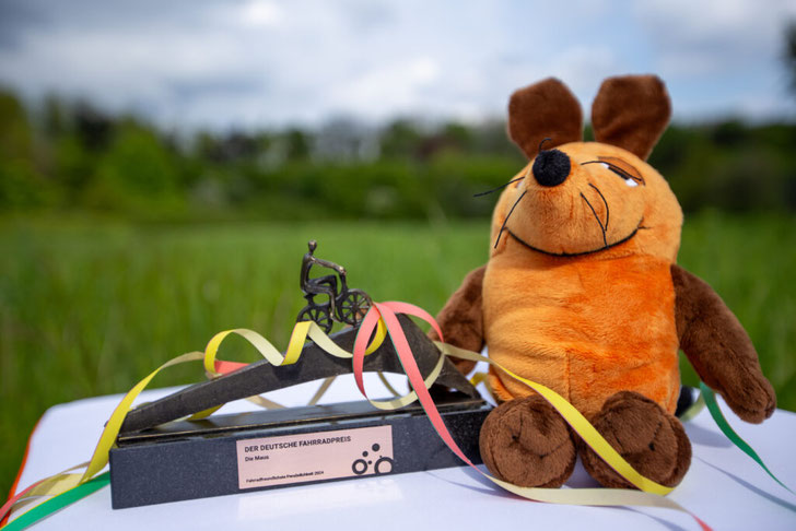 Die Maus freut sich über die Auszeichnung als Fahrradfreundlichste Persönlichkeit. ©Deutscher Fahrradpreis/Opigez
