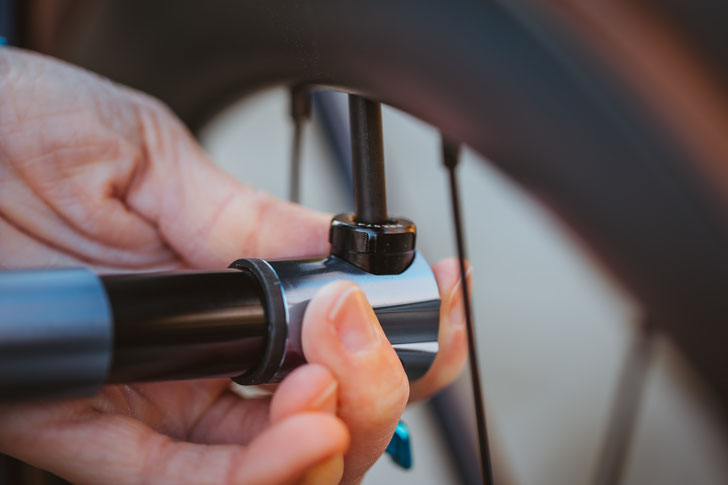 SCHWALBE SOS PUMP Kleiner Notfallhelfer