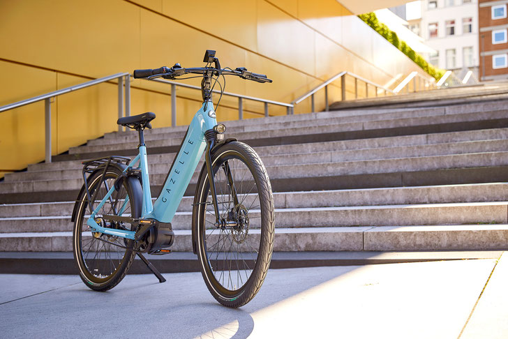 Das Ultimate C380 HMB, erhältlich in Mallard Blue, ist das perfekte E-Bike für Fahrradfahrer, die Komfort suchen. ©Gazelle