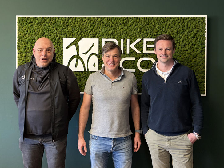 Vertragsunterzeichnung bei BIKE&CO in Verl (v. l. n. r.): Carsten Büttner (BIKE&CO), Nick Becker (DiBike), Georg Wagner (BIKE&CO). ©Bike&Co