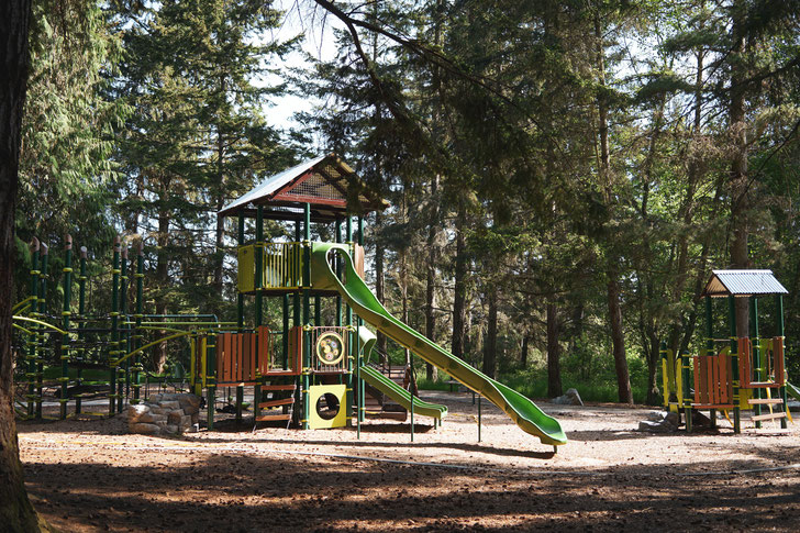 Spielplatz in einem Wald