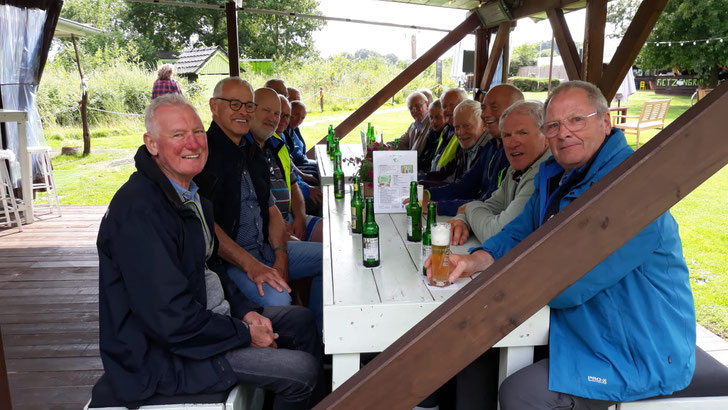 Gut gelaunt, bei einer Pause im Fietzengarten in Coesfeld, zeigten sich die Teilnehmer der Fahrrad-Tagestour der Osterwicker KAB-Senioren. Die Tour führte über 68 km durch die münsterländische Parklandschaft vorbei an Sirksfeld und Flamschen, der Freilich