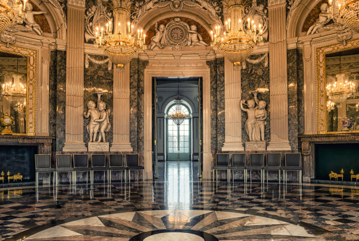 STILE ARISTOCRATICO. ARISTOCRATIC STYLE.