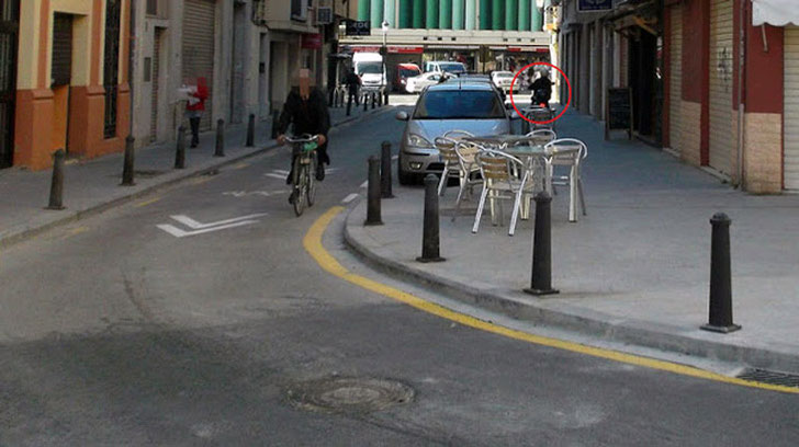 Las motos son un peligro para los viandantes circulando por las aceras en  la Ciudad de Valencia.