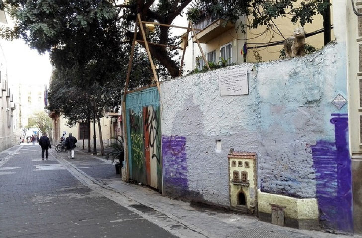 De la casa de los gatos en Valencia solo nos queda una  imagen  para el recuerdo, ya se ve que ha eliminado donde pedía dinero, pintando y dañando algo tan hermoso como esta obra de arte.