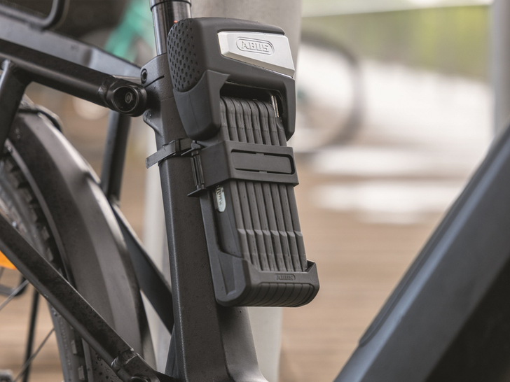 Ein passendes ABUS-Fahrradschloss mit einem Wert ab 119 € Foto: ABUS / © Felix Hartas