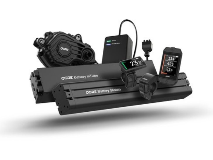 Abgebildet sind die QORE Systemkomponenten: der Antrieb Drive³ Peak, die Batteries InTube und SlideIn, das Ladegerät sowie die Bedieneinheit Control Allround und das zukünftige Display Integrate mit Remote. (Bildrechte: Brose)
