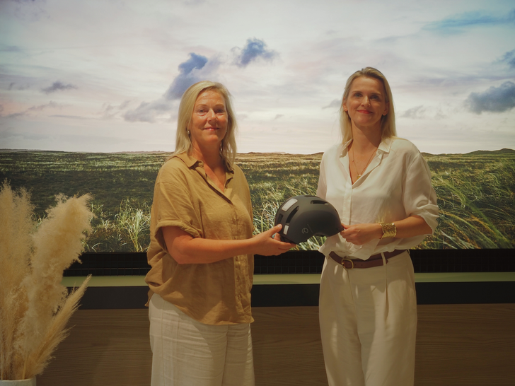 Melanie Lauer (re.) folgt auf Mirjam Van Coillie (li.), die sich nach einer 3,5-jährigen Entsendung der Muttergesellschaft von der Marke Kalkhoff verabschiedet. ©Kalkhoff