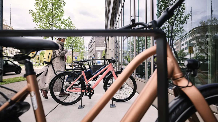 Jobradlerin zwischen Fahrradständer © JobRad