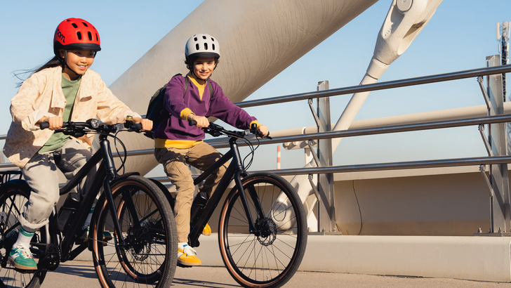Mit dem brandneuen woom EXPLORE e – dem ersten Allround-E-Bike von woom – können Kinder und Jugendliche zwischen 7 und 14 Jahren Wege entdecken. ©woom bikes