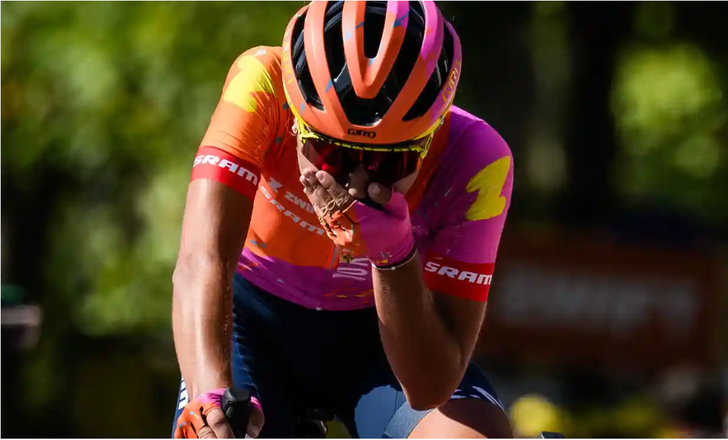 Ricarda Bauernfeind reagiert ungläubig, als sie die Ziellinie überquert und die fünfte Etappe der Tour de France Femmes gewinnt. Foto: Jeff Pachoud/AFP/Getty Images