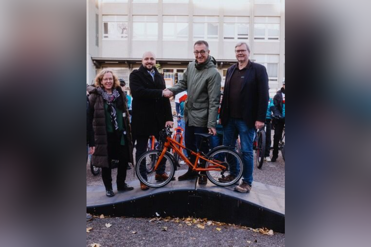 Cem Özdemir bei der Preisverleihung von AKTIONfahrRAD an der Linden-Realschule ©AKTIONfahrRAD