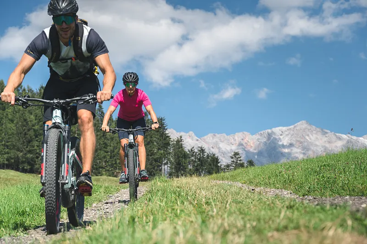 Tolles E-Bike-Streckennetz, ausgiebige Touren, actionreiche Flowtrails und vieles mehr: Am Hochkönig schlagen die Herzen aller Biker:innen höher ©Hochkönig Tourismus