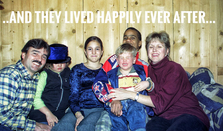 Altes Familienfoto: Meine Schwester (mit blauem Hut) und ich hatten gerade gestritten...