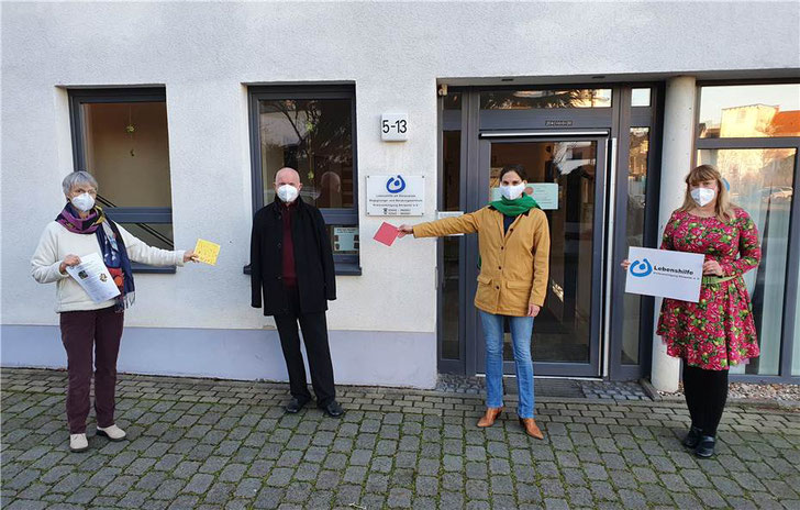 Eine Kachel überreichten Karin Friele (links) und Nicole Falkenstein-Seifen (rechts) als symbolischen Dank für die Spende der FDP-Vertreter im Kreis, Ulrich van Bebber und Christina Steinhausen.