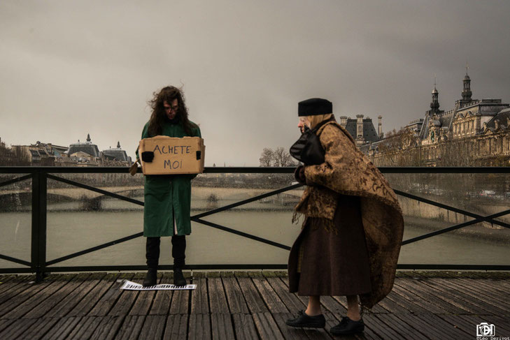 "Achète moi" Performance Gauthier Ployette Paris 2017 Léo Derivot Photographe