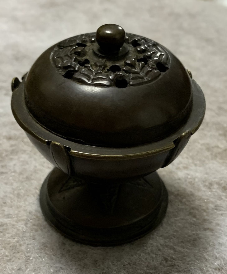 Hoyakouro-an incense burner with a lid