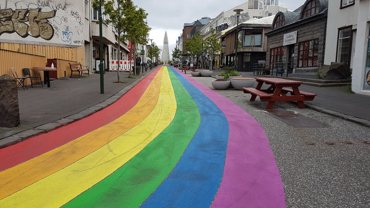 Straße in Regenbogenfarben angemalt in Reykjavik, im Hintergrund die Kathedrale - Exklusive Islandsrundreise von My own Travel ©My own Travel