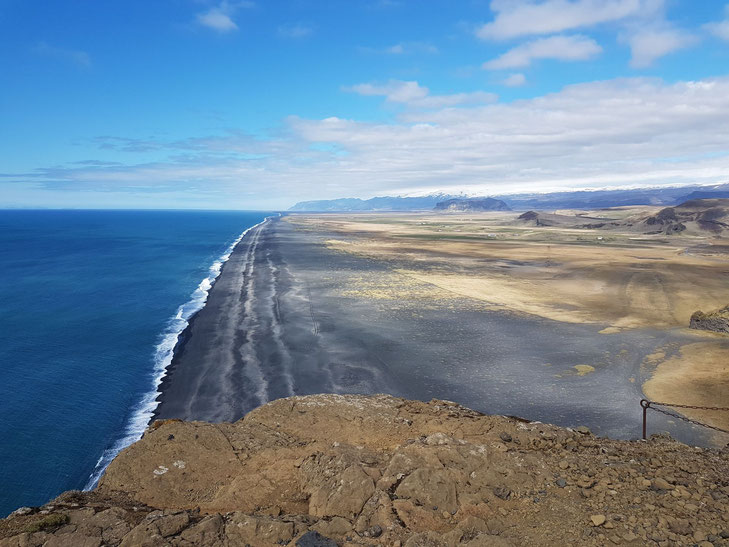 Schwarzer Sandstrand vom Dyrholaey Vogelfelsen aus gesehen - Exklusive Islandsrundreise von My own Travel ©My own Travel