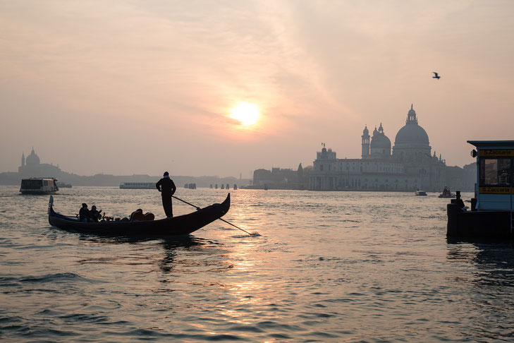 Gondel auf dem Wasser vor Venedig im diffusen Abendlicht