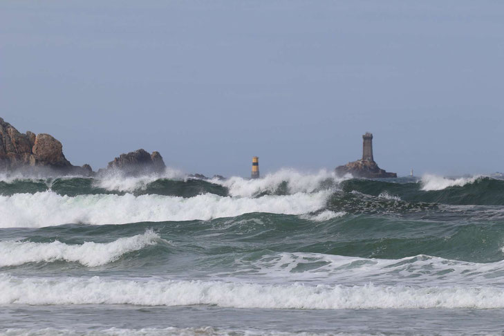 Leuchttürme in tosendem Meer am Pointe du Raz